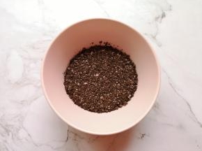 奥利奥饼干装入保鲜袋，用擀面杖压碎。