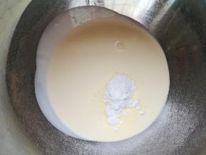 打蛋盆里倒入淡奶油，加入糖粉打发。 