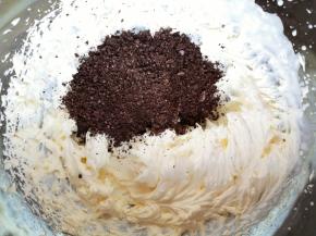 奶油打发好以后加入奥利奥碎，混合均匀备用。 