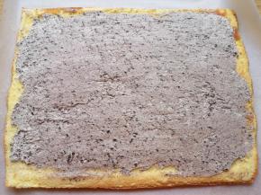 上面盖上一张大一点的油纸翻过来，抹上奥利奥奶油馅。 