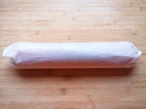 卷起来放在冰箱冷藏定型2个小时。 