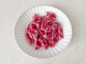 牛肉横着切细丝。