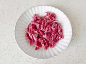 牛肉横着切细丝。