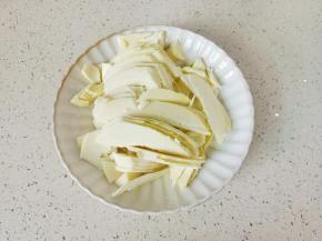 春笋去壳切薄片。