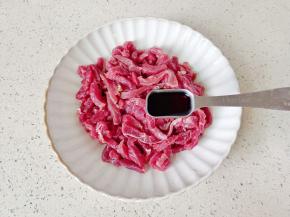 牛肉加生抽一勺。