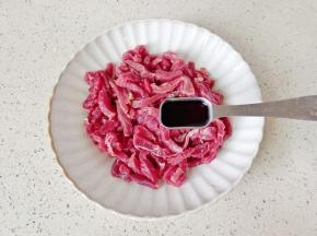 牛肉加生抽一勺。