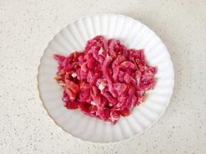 拌均匀后加一点食用油或者芝麻油锁住水份。