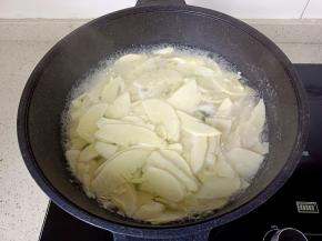 春笋加一点盐，焯水后捞出控水。