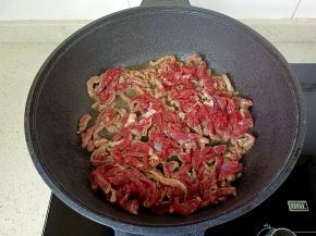 热锅热油下牛肉丝爆炒。