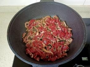 热锅热油下牛肉丝爆炒。