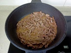 炒到牛肉变色。