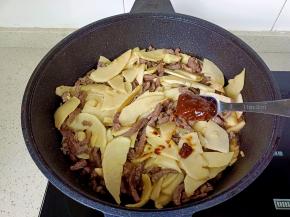 加黄豆酱一勺，盐一勺翻炒均匀即可。