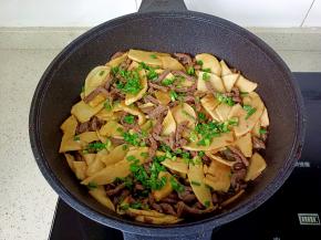 出锅前撒葱花。