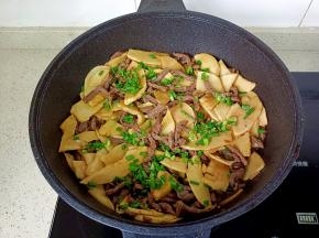 出锅前撒葱花。