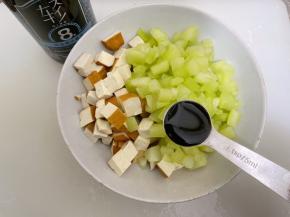 碗里放入香干和腌制好的莴笋丁，加入六月鲜轻盐原汁酱油