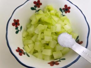 莴笋去皮切丁，加入盐腌制5分钟后挤干水份
