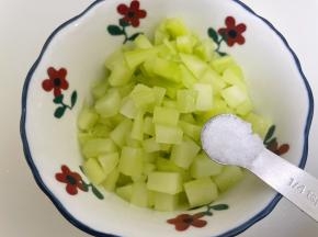 莴笋去皮切丁，加入盐腌制5分钟后挤干水份