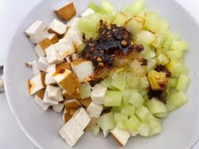 加入白糖，红油辣椒，花椒油