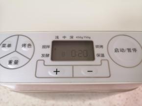 选择面包机的“和面”程序，揉面20分钟。