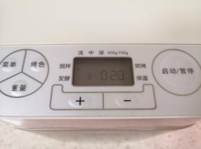 选择面包机的“和面”程序，揉面20分钟。