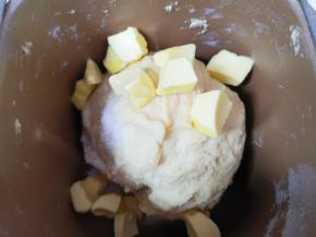 20分钟以后加入黄油和盐，继续揉面20分钟。