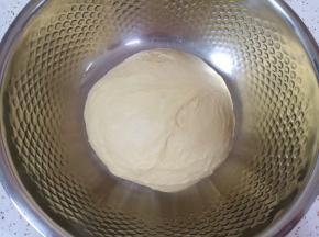 揉好的面团从面包机里面取出，整理一下放入盆里，盖上保鲜膜发酵至两倍大。