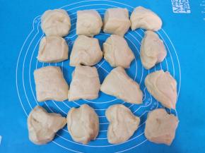 发酵好的面团取出拍打排气，分成16等分。