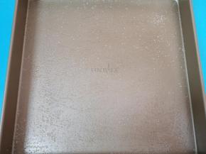 28*28的烤盘里刷上一层玉米油，撒上粗砂糖。