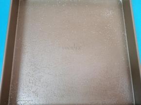 28*28的烤盘里刷上一层玉米油，撒上粗砂糖。