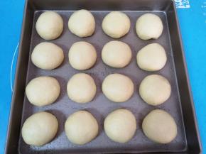 放上做好的面包生胚。