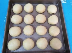 放上做好的面包生胚。