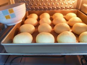 烤箱调至“发酵”功能，放入面包生胚40度二次发酵一个小时。