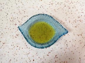 蜂蜜和温水按1:1的比例调成蜂蜜水备用。