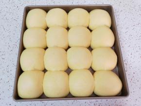 看一下二次发酵好的小面包，胖乎乎的。