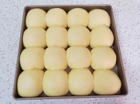 看一下二次发酵好的小面包，胖乎乎的。