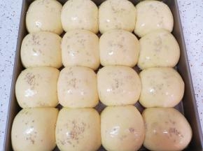 在小面包表面刷上一层蜂蜜水，撒上熟白芝麻。