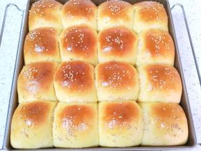 出炉后趁热再刷上一层蜂蜜水。