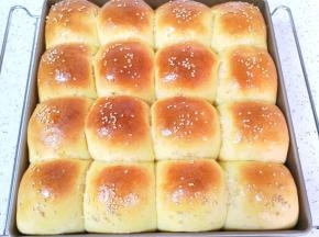 出炉后趁热再刷上一层蜂蜜水。