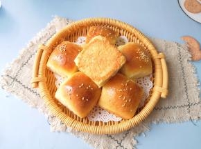 将面包从烤盘里取出晾凉。