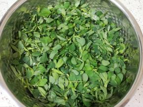苜蓿菜浸泡清洗干净。