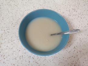 碗里倒入温水，加入发酵粉和糖搅拌均匀。