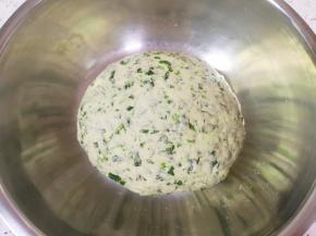 分次加入面粉中，揉成面团，盖上保鲜膜发酵至两倍大。