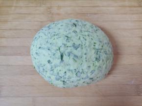 发酵好的面团揉光排气。