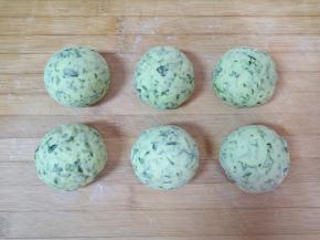 揉光滚圆做成馒头生胚。