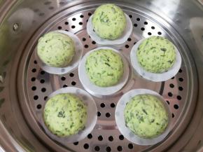 蒸锅里放水，篦子上铺油纸，放上做好的馒头生胚，盖上锅盖二次发酵10分钟左右。