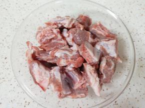 排骨用清水浸泡一个小时左右，中间换两次水，然后冲洗干净控一下水分，放入大一点的盆里。