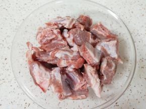 排骨用清水浸泡一个小时左右，中间换两次水，然后冲洗干净控一下水分，放入大一点的盆里。