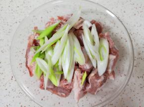 大葱切成段放入排骨里面。