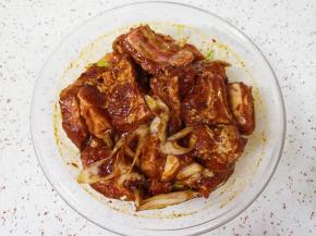 带上一次性手套抓捏均匀，盖上保鲜膜冷藏腌制一个晚上。