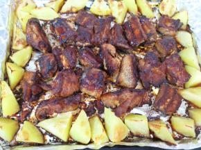 出炉，排骨焦香酥烂。